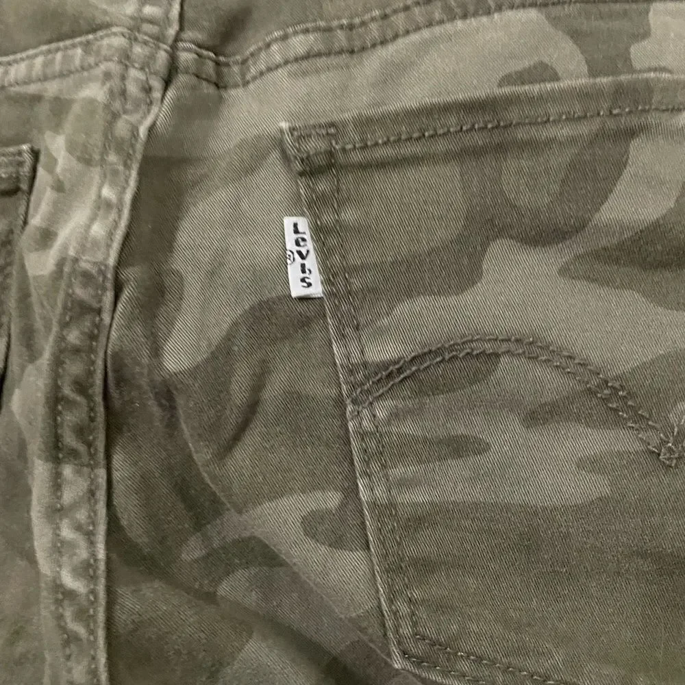 Levi’s 711 camo pants